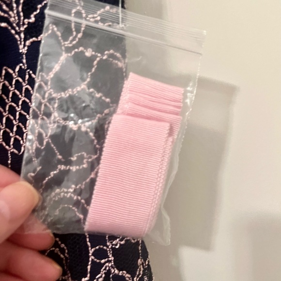 Gorgeous lace maternity dress size small - Picture 7 of 9